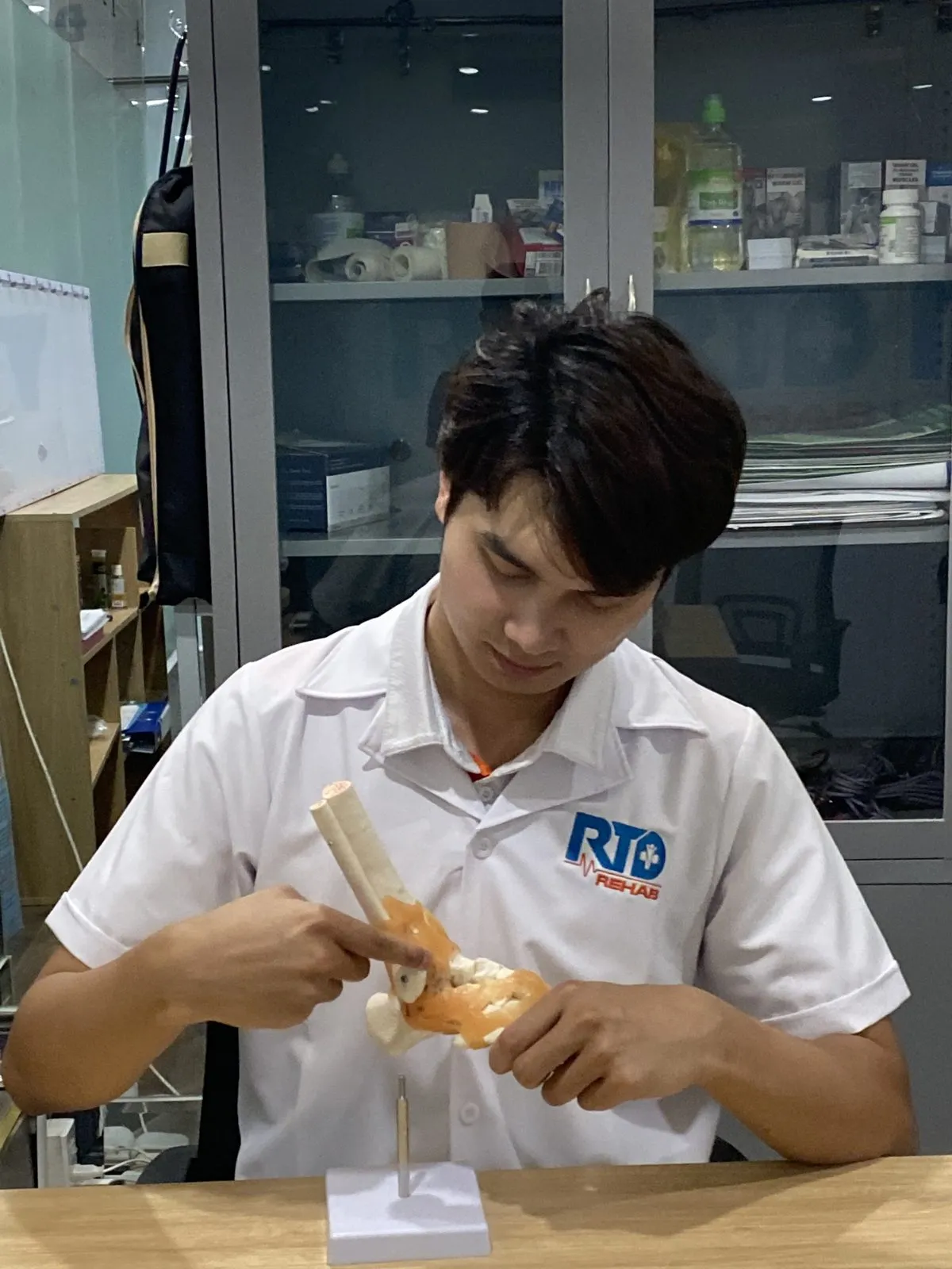 Bác sĩ Nguyễn Minh Tú kiểm tra khớp gối cho bệnh nhân