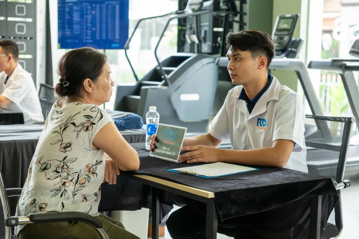 Bác sĩ Nguyễn Minh Tú tận tâm thăm khám bệnh nhân