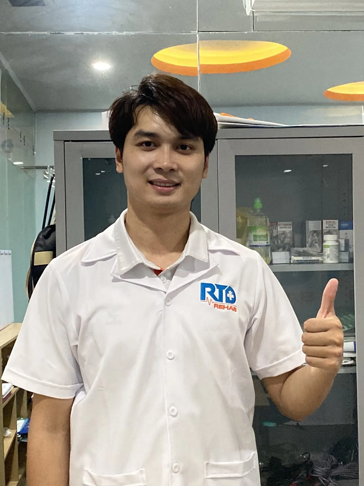 Bác sĩ Nguyễn Minh Tú tư vấn sức khỏe xương khớp cho người bệnh