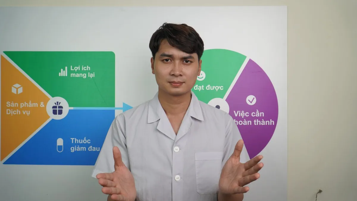 Bác sĩ Nguyễn Minh Tú tư vấn sức khỏe xương khớp cho người bệnh