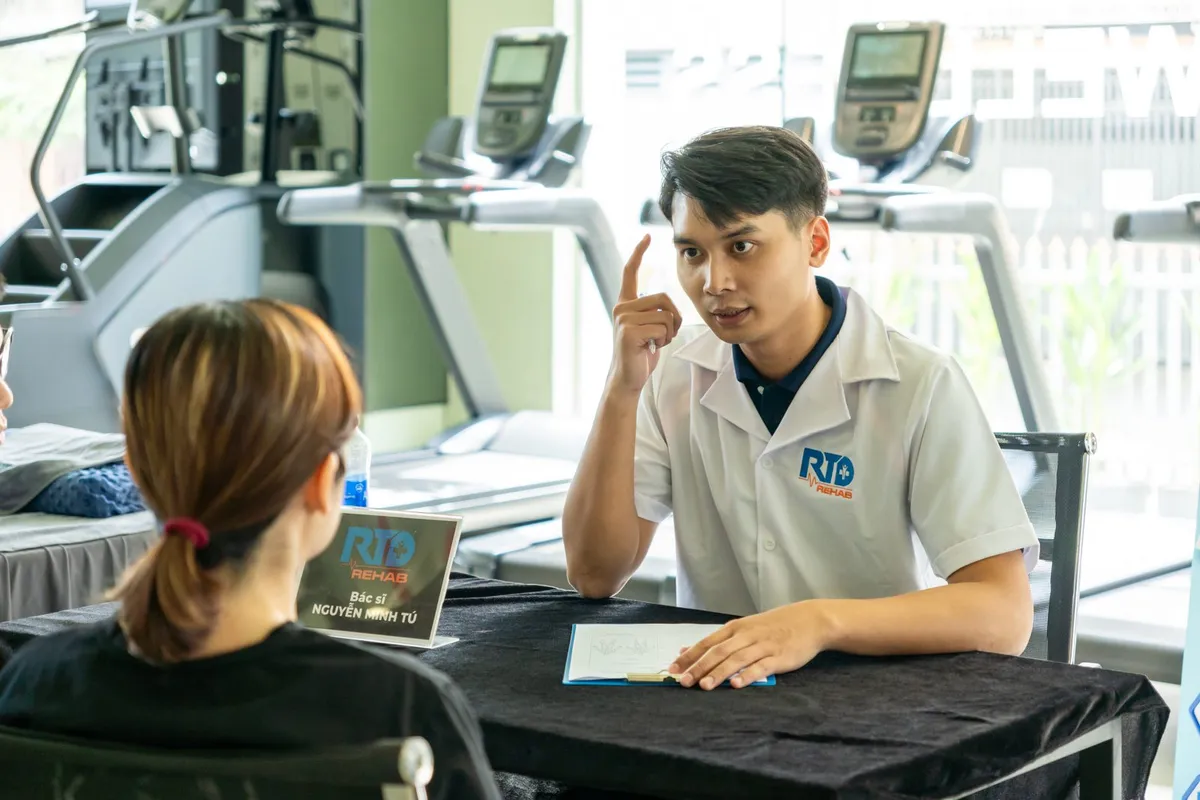 Bác sĩ Nguyễn Minh Tú tư vấn sức khỏe xương khớp cho người bệnh