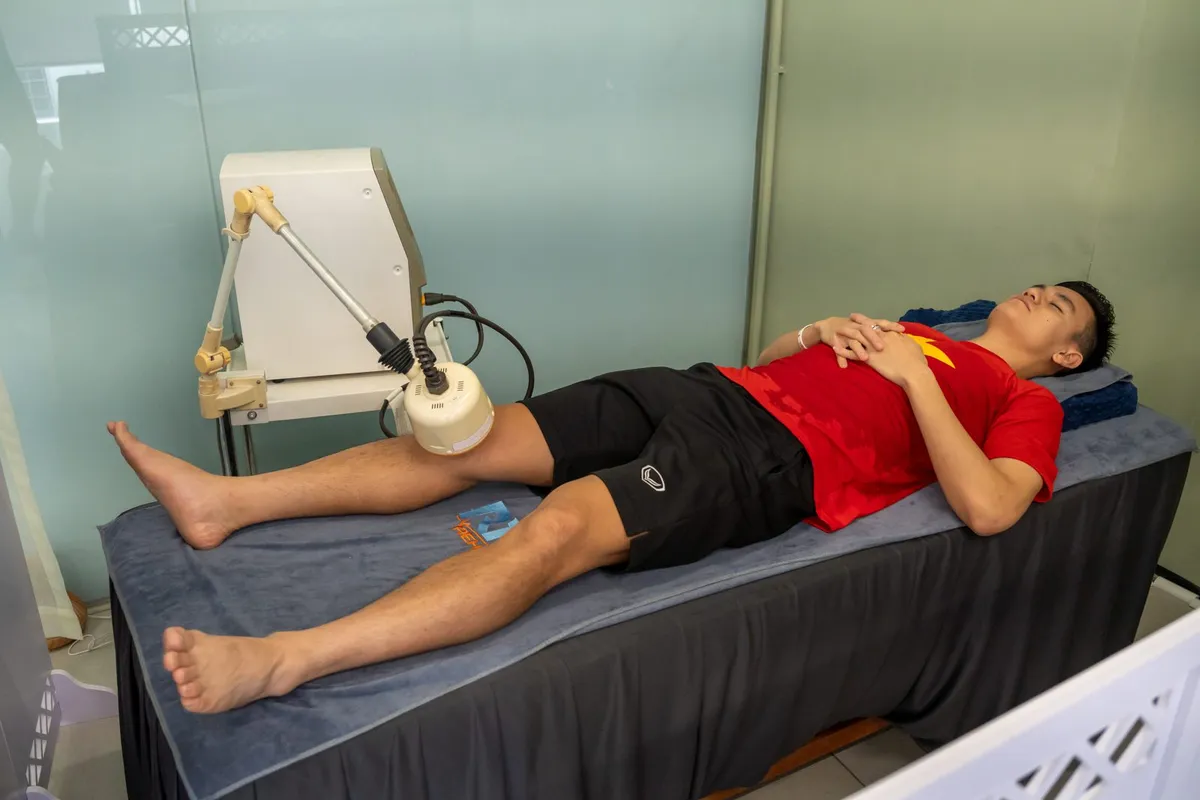 Cách kê chân sau mổ dây chằng: kê gót, đừng kê khoeo