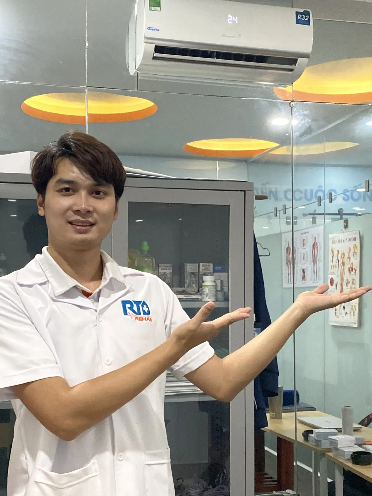 Bác sĩ Nguyễn Minh Tú tư vấn sức khỏe xương khớp cho người bệnh