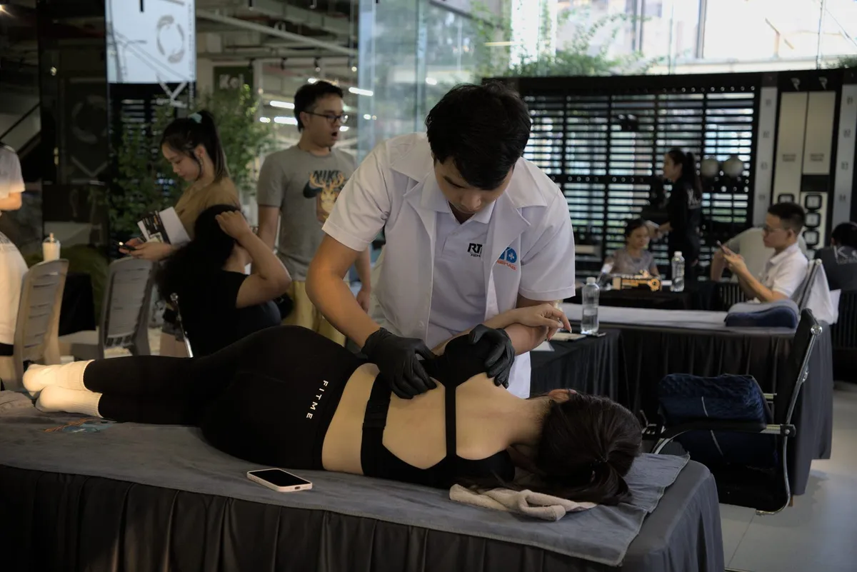 Bác sĩ Nguyễn Minh Tú trị liệu vùng lưng – cột sống cho bệnh nhân