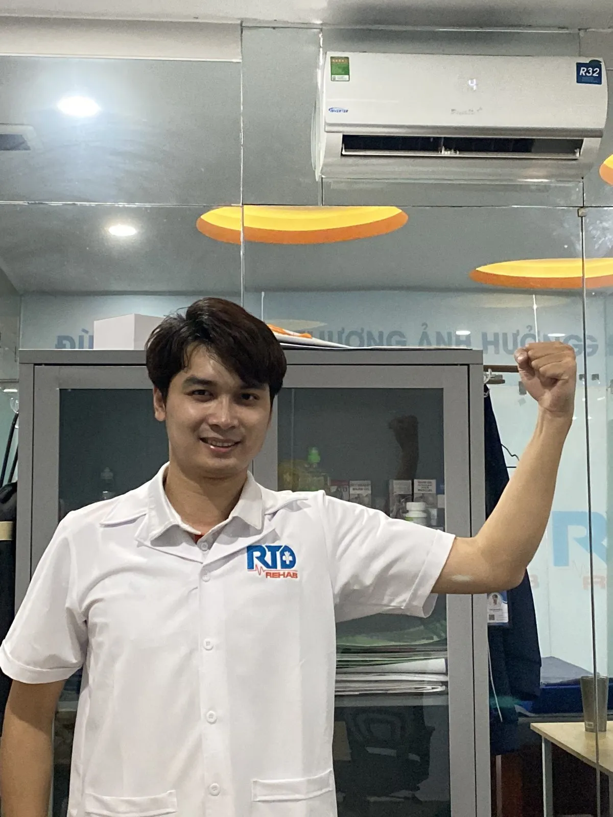 Bác sĩ Nguyễn Minh Tú tư vấn sức khỏe xương khớp cho người bệnh