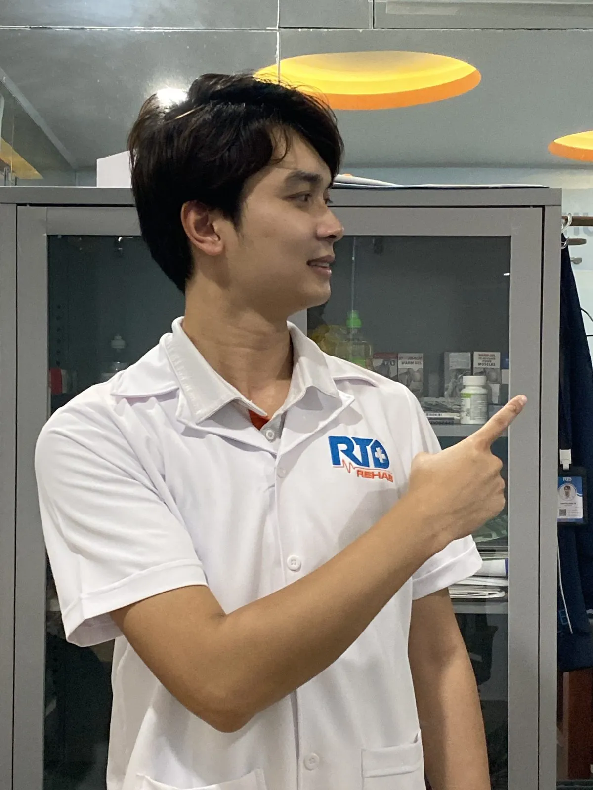 Bác sĩ Nguyễn Minh Tú tư vấn sức khỏe xương khớp cho người bệnh
