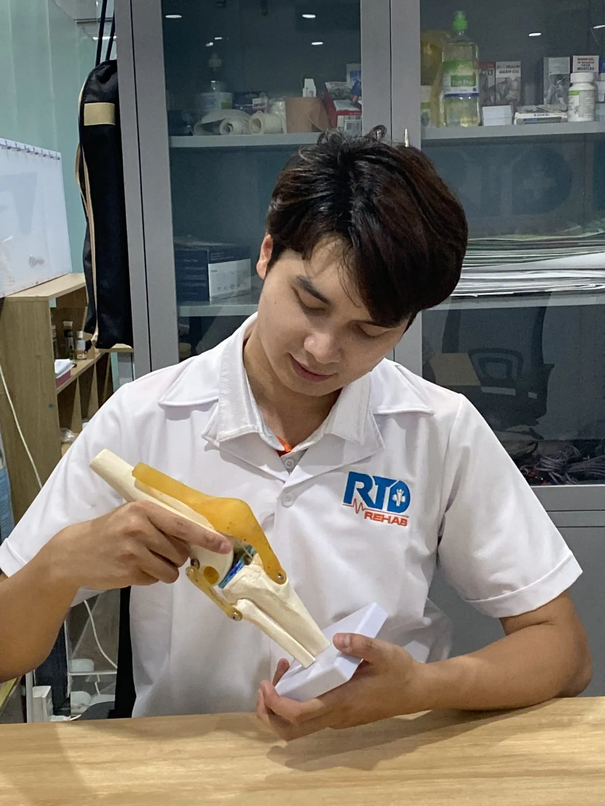 Bác sĩ Nguyễn Minh Tú kiểm tra khớp gối cho bệnh nhân