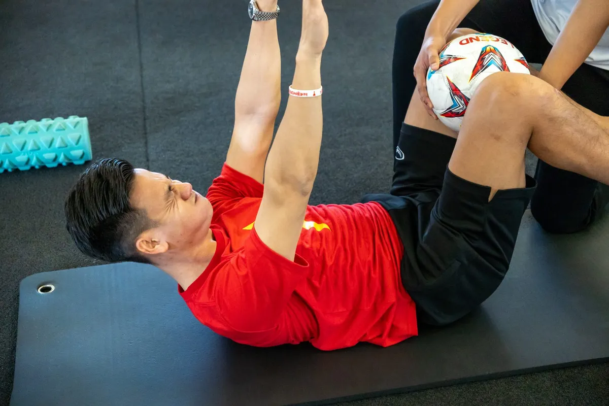 Bác sĩ Tú hướng dẫn bài tập phục hồi chức năng