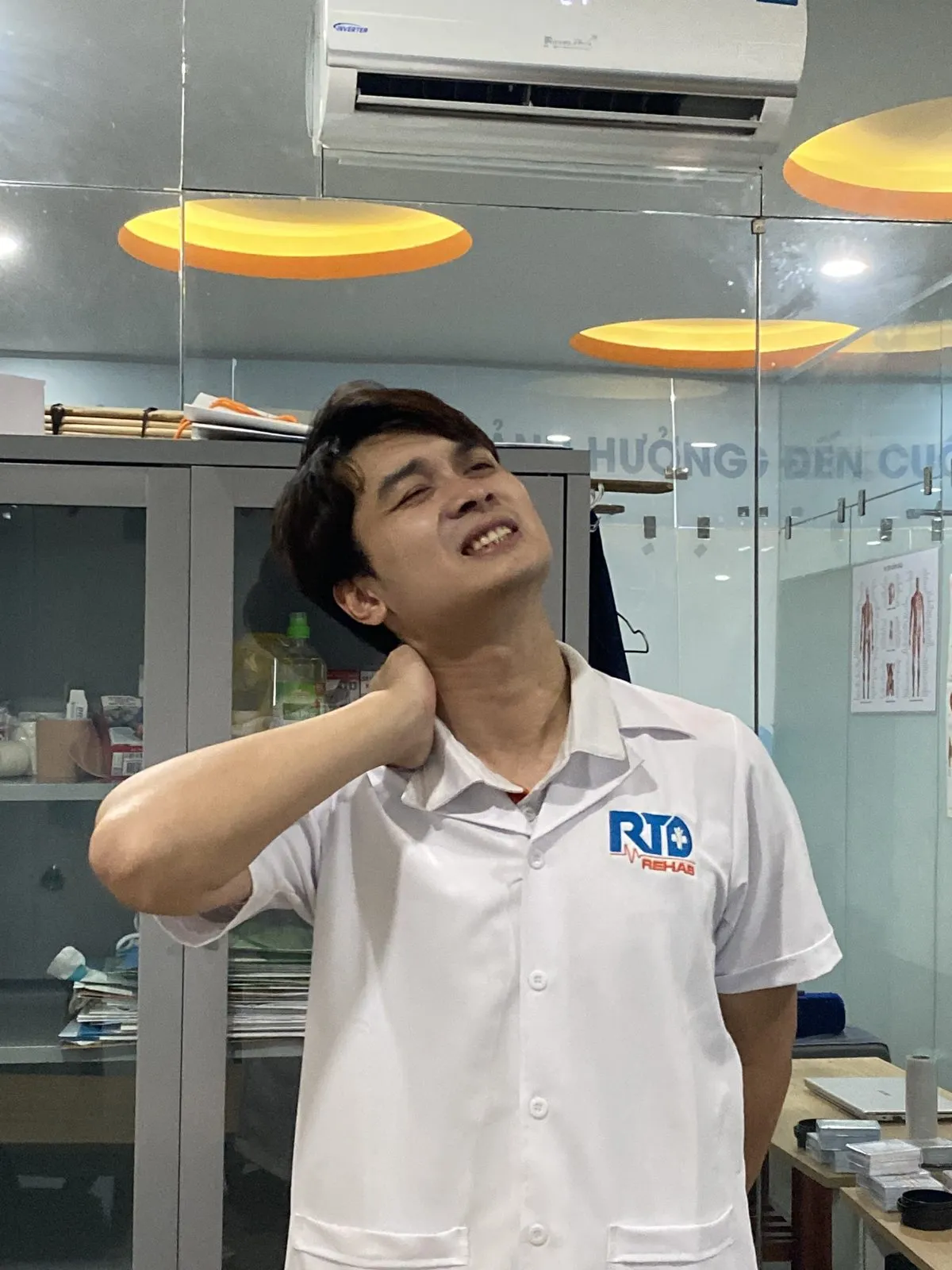 Bác sĩ Tú minh họa đau cổ vai gáy và cách phục hồi