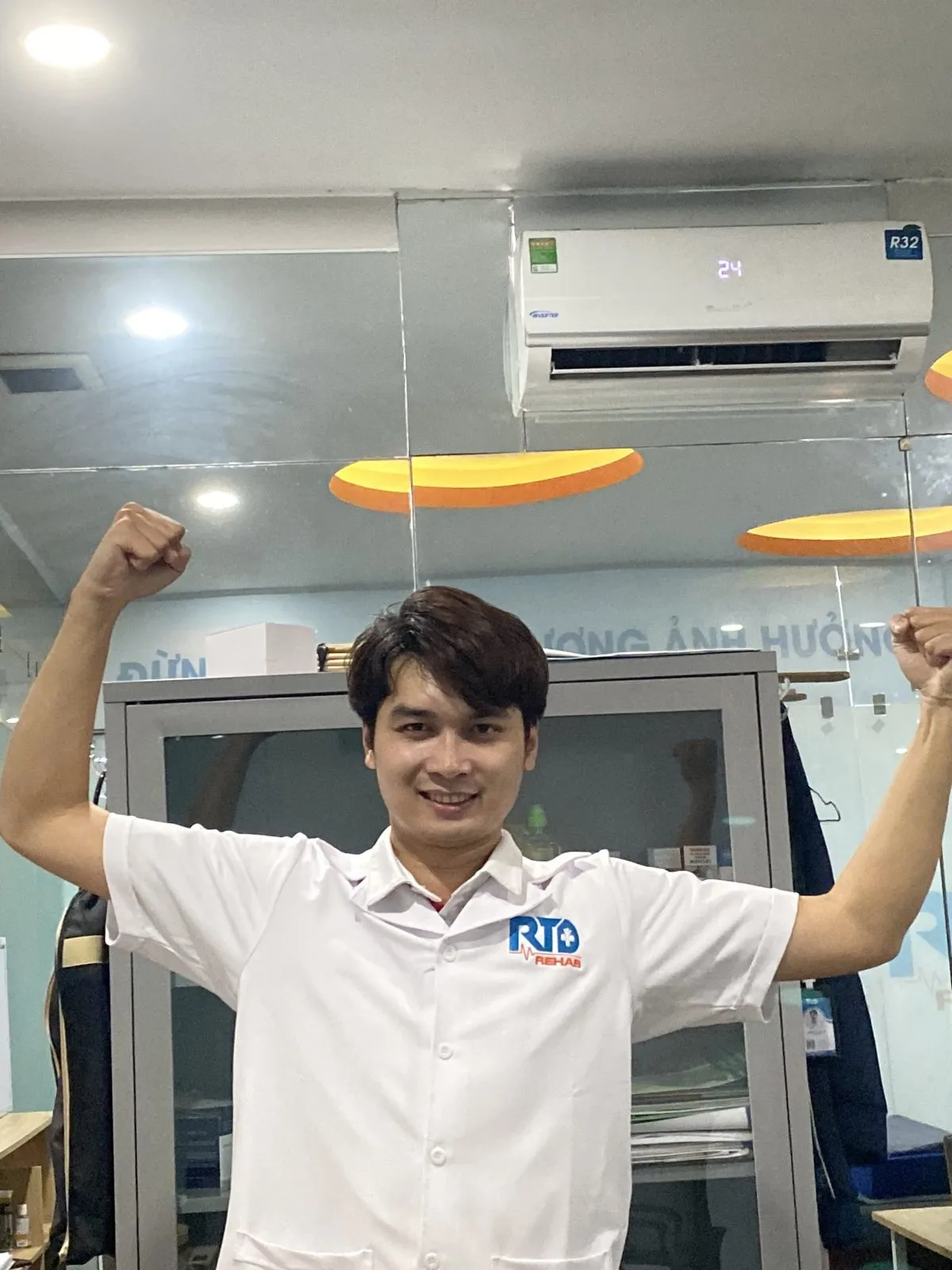 Bác sĩ Nguyễn Minh Tú tư vấn sức khỏe xương khớp cho người bệnh