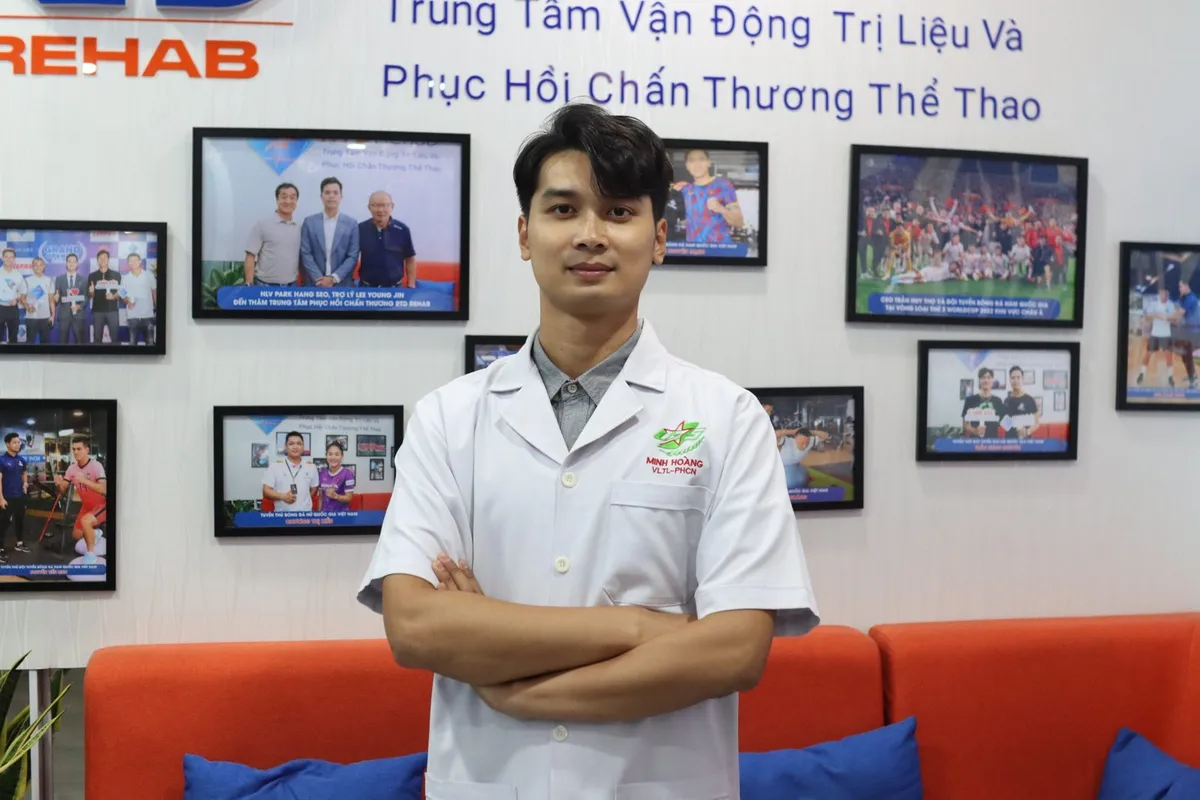 Bác sĩ Nguyễn Minh Tú tư vấn sức khỏe xương khớp cho người bệnh