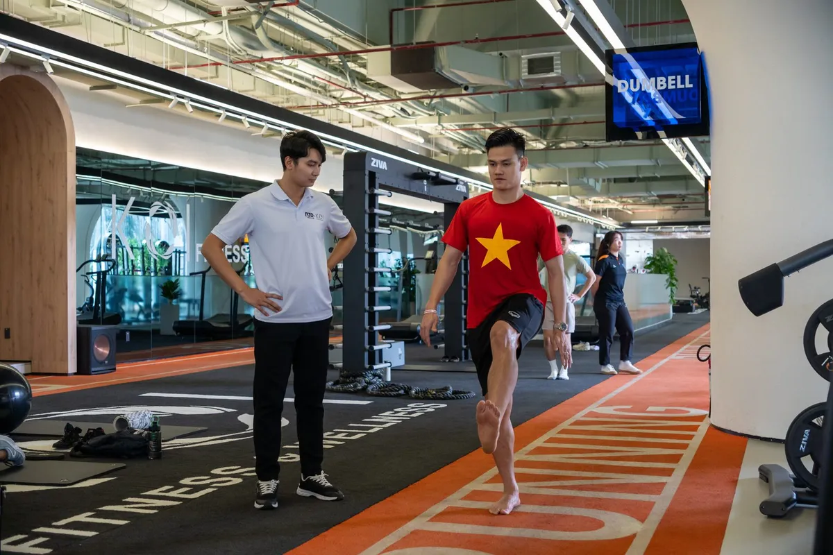 Bài tập đứng một chân có bác sĩ quan sát