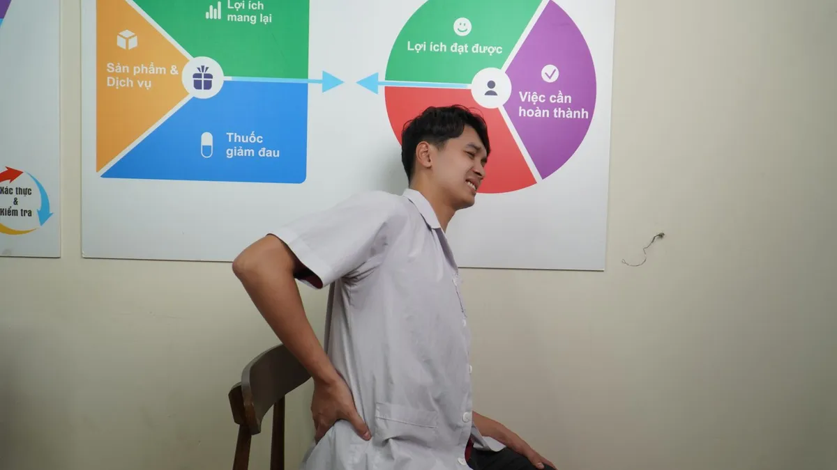 Bác sĩ Nguyễn Minh Tú trị liệu vùng lưng – cột sống cho bệnh nhân