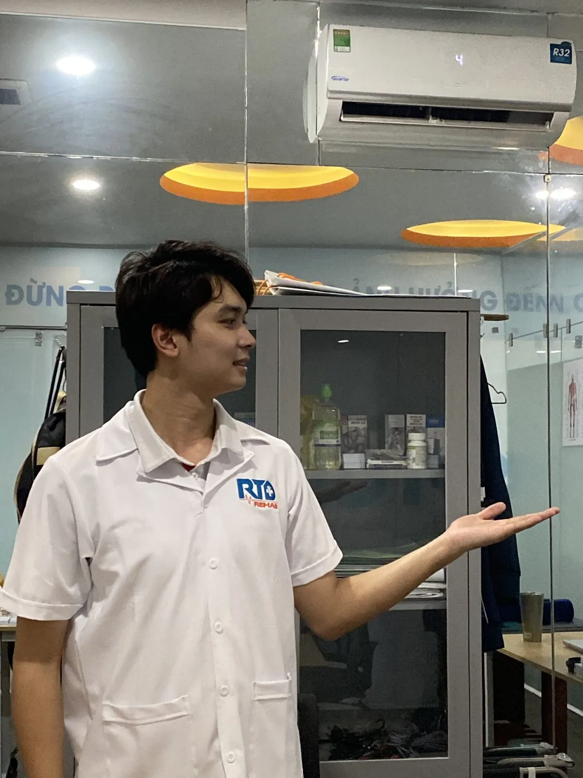 Bác sĩ Nguyễn Minh Tú tư vấn sức khỏe xương khớp cho người bệnh