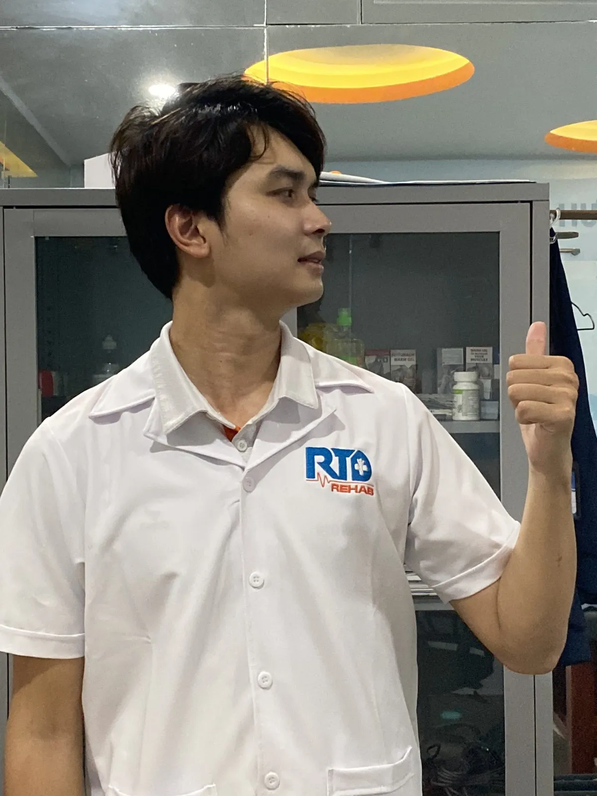 Bác sĩ Nguyễn Minh Tú tư vấn sức khỏe xương khớp cho người bệnh