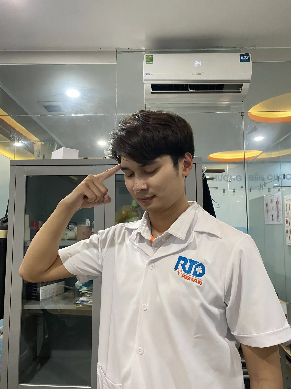 Bác sĩ Tú minh họa triệu chứng đau đầu, chóng mặt