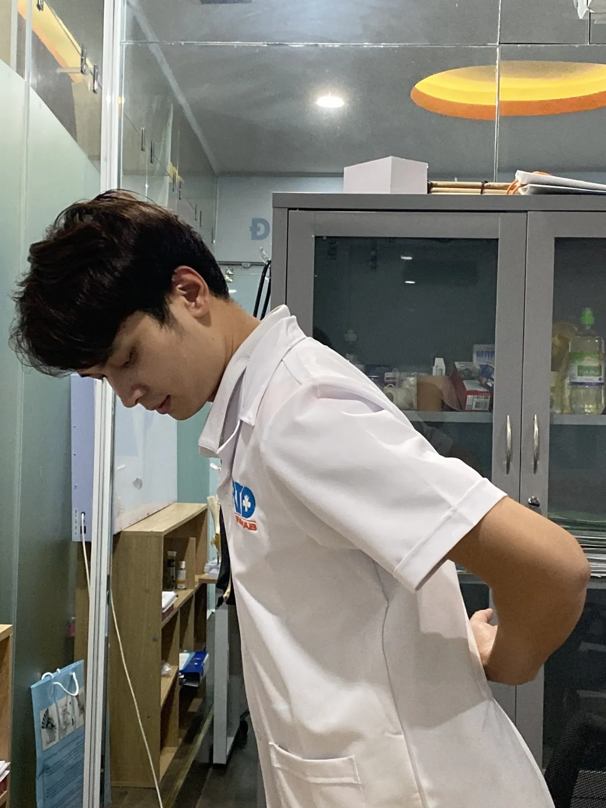 Bác sĩ Nguyễn Minh Tú trị liệu vùng lưng – cột sống cho bệnh nhân