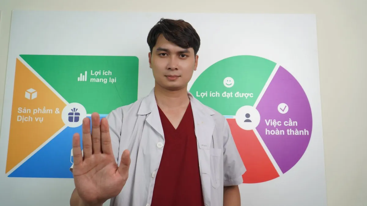Bác sĩ Nguyễn Minh Tú tư vấn sức khỏe xương khớp cho người bệnh
