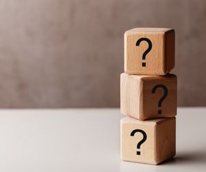 question dice to symbolise the unknow reason to binge eat