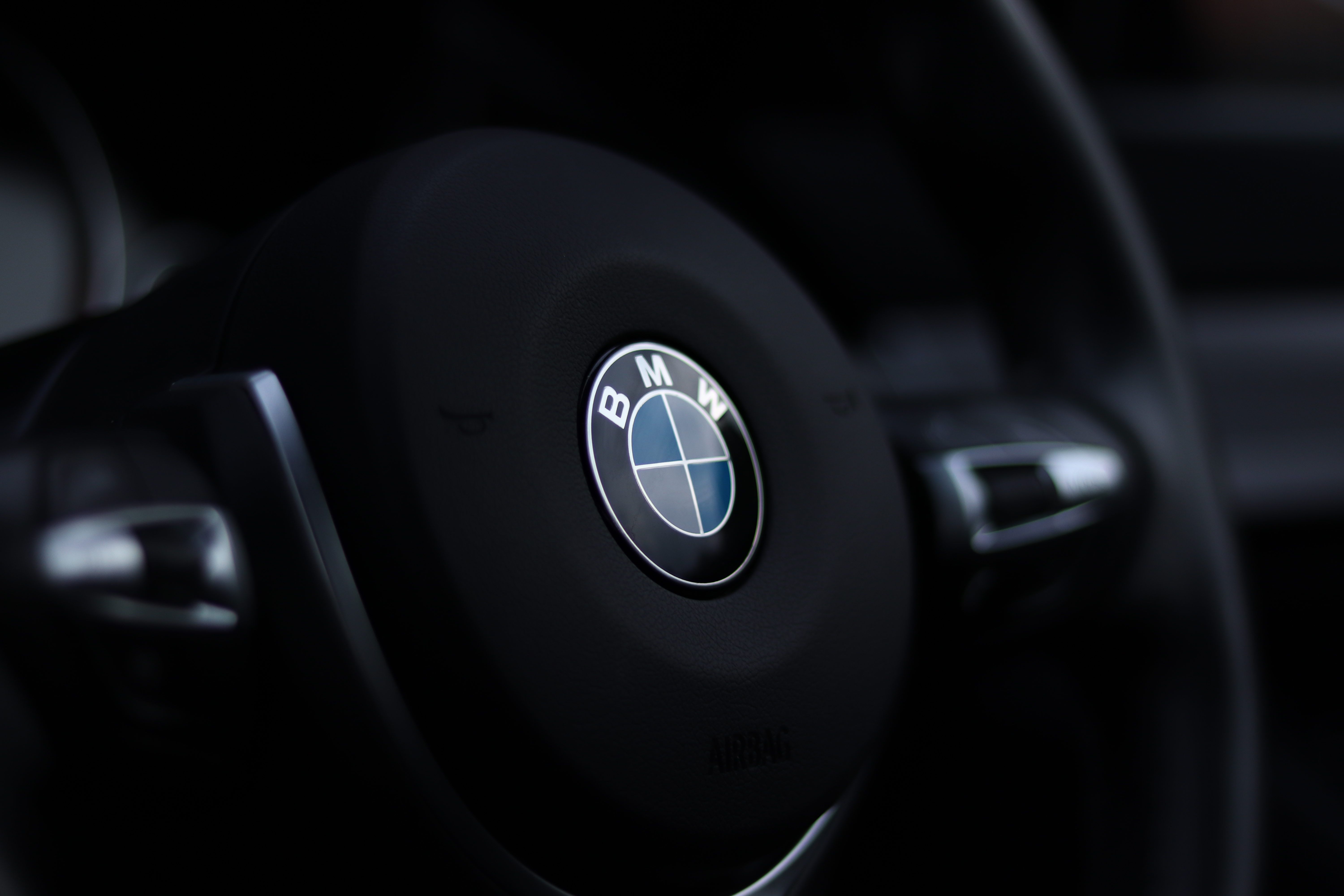 BMW: značka, která dělá prémiový zážitek z řízení auta