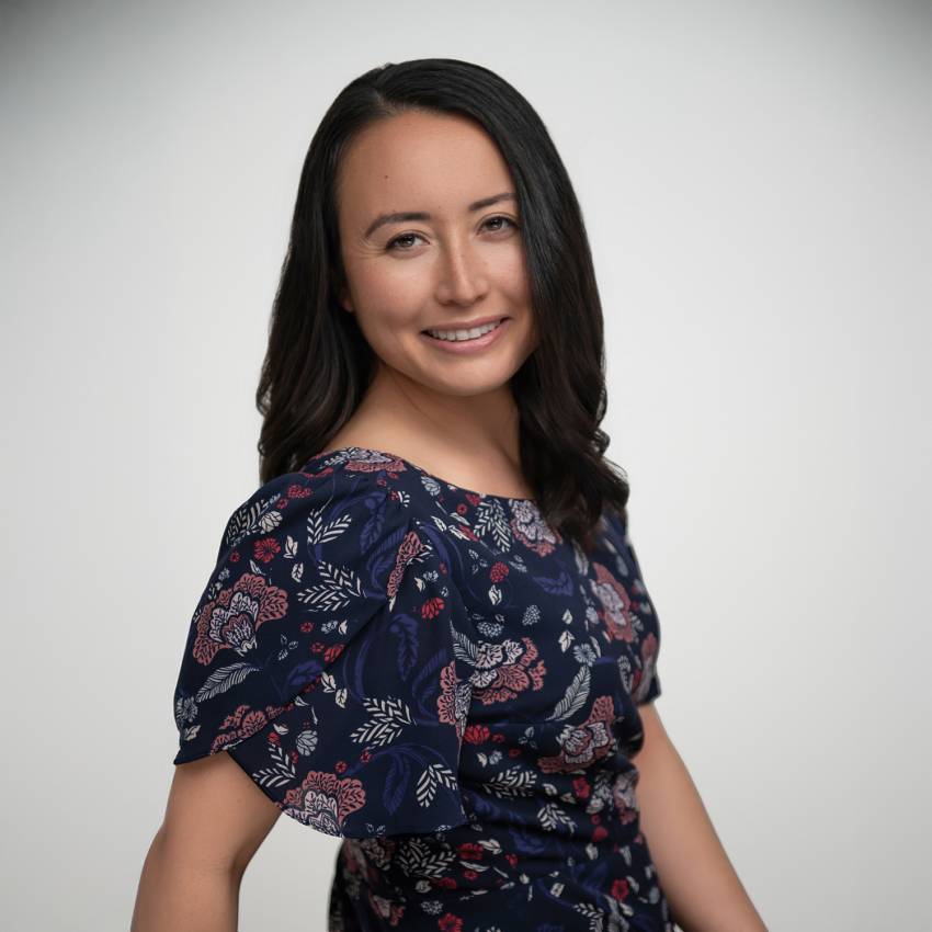 Charlotte Mah mobile physiotherapist treating client at home in Nanaimo