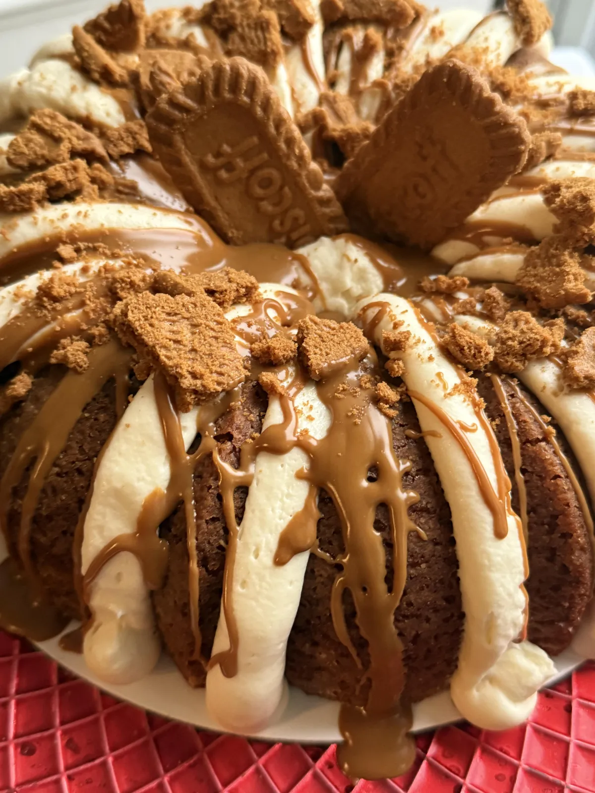 alt="Bundt cake with cookie butter and Biscoff cookies."