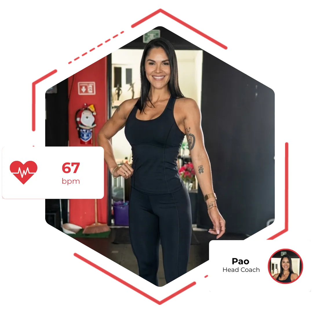 Personas entrenando en gimnasio con entrenador certificado