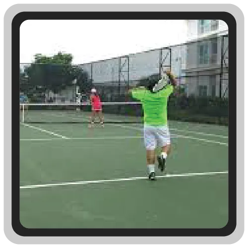 Imagen de dos personas jugando en la cancha de tenis de Bijao.