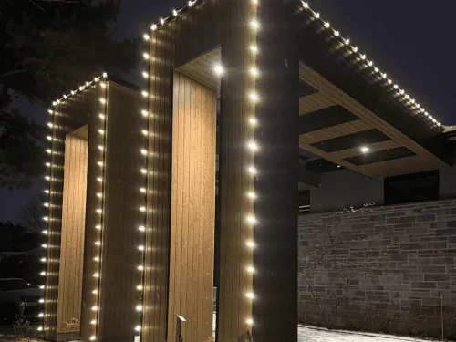 Installation de lumières de Noël dans { custom_values.biz_area_1 }}