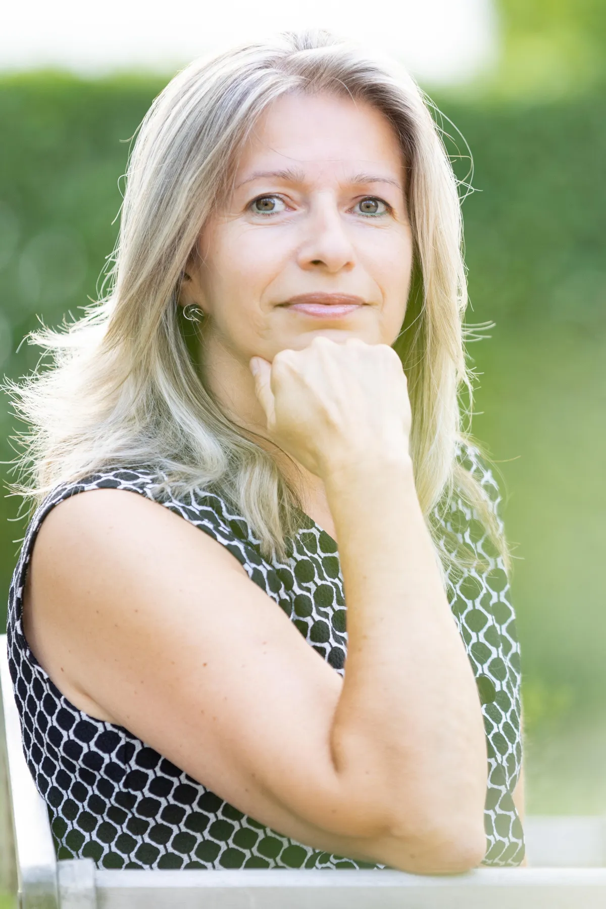 woman in black crew neck t-shirt singing