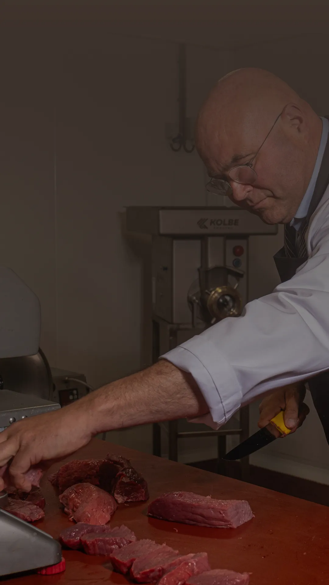 Rob van Chateau Horeca portioneert met precisie restaurantkwaliteit rundvlees