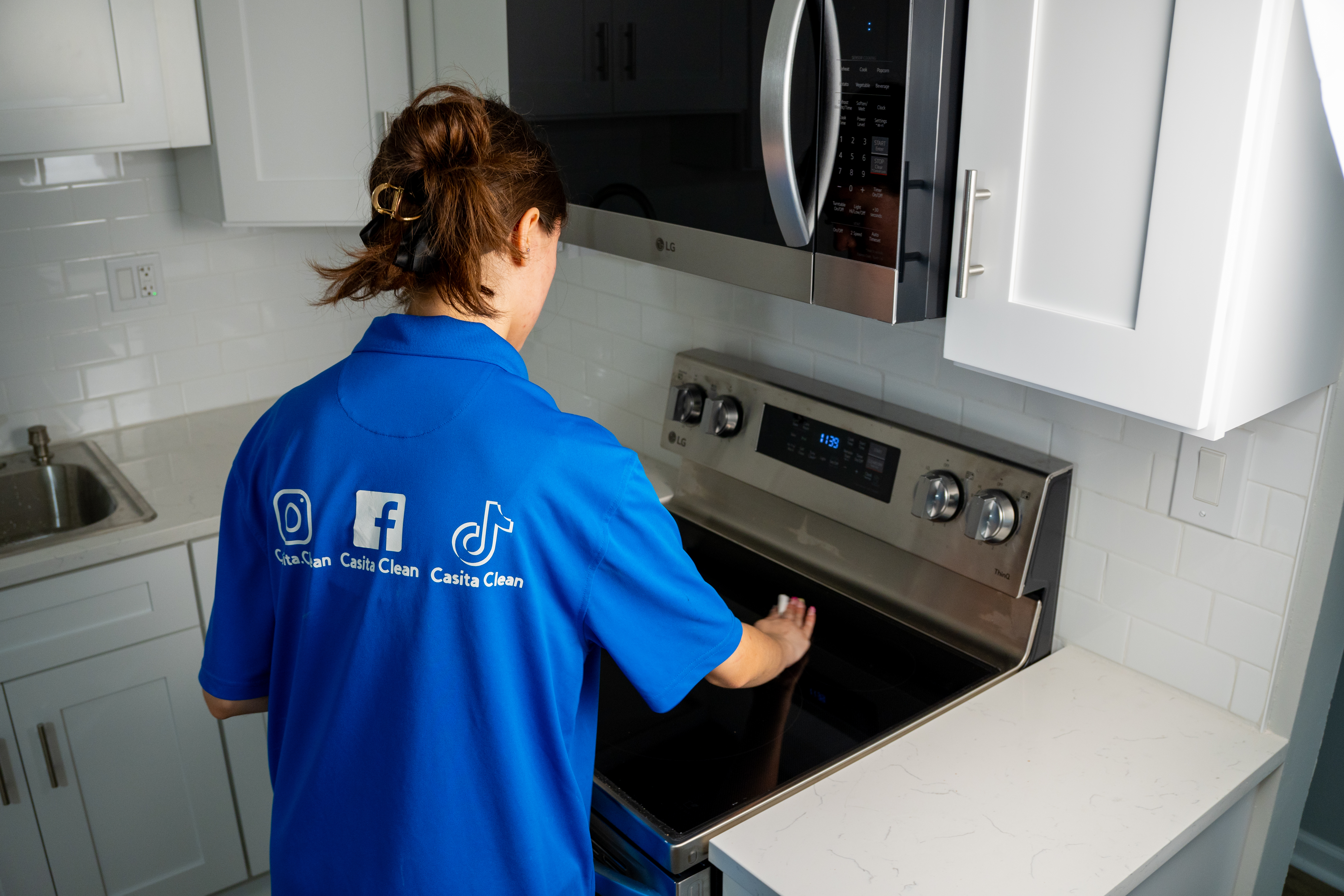 Casita Clean team members performing a full kitchen cleaning in a residential Shorewood, IL home