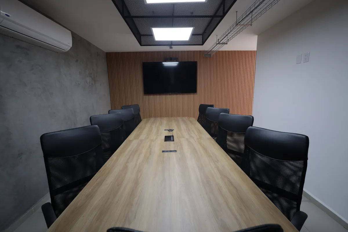 Sala de juntas por hora en un coworking en SLP: tu próxima junta no tiene que ser en un café