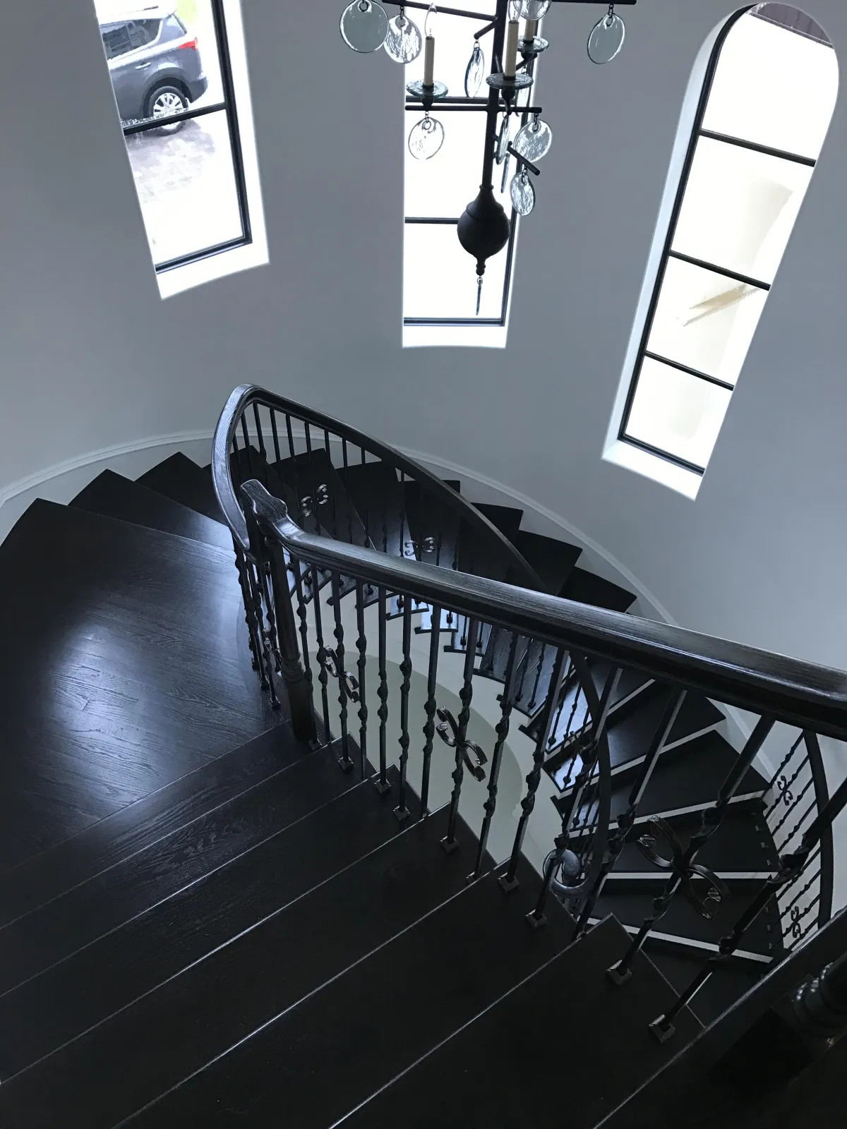 Durable Florida-friendly floors: LVP, tile, and hardwood options that hold up in high-traffic homes.