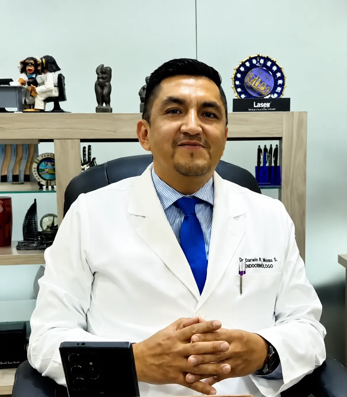 Retrato profesional del cirujano en el consultorio