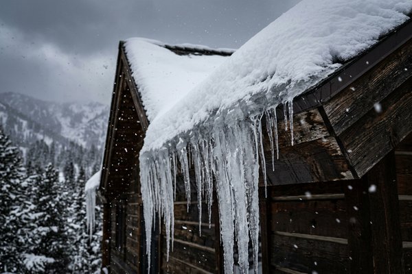 Why Is My Roof Leaking During a Utah Snowstorm? The Ice Dam Problem Explained