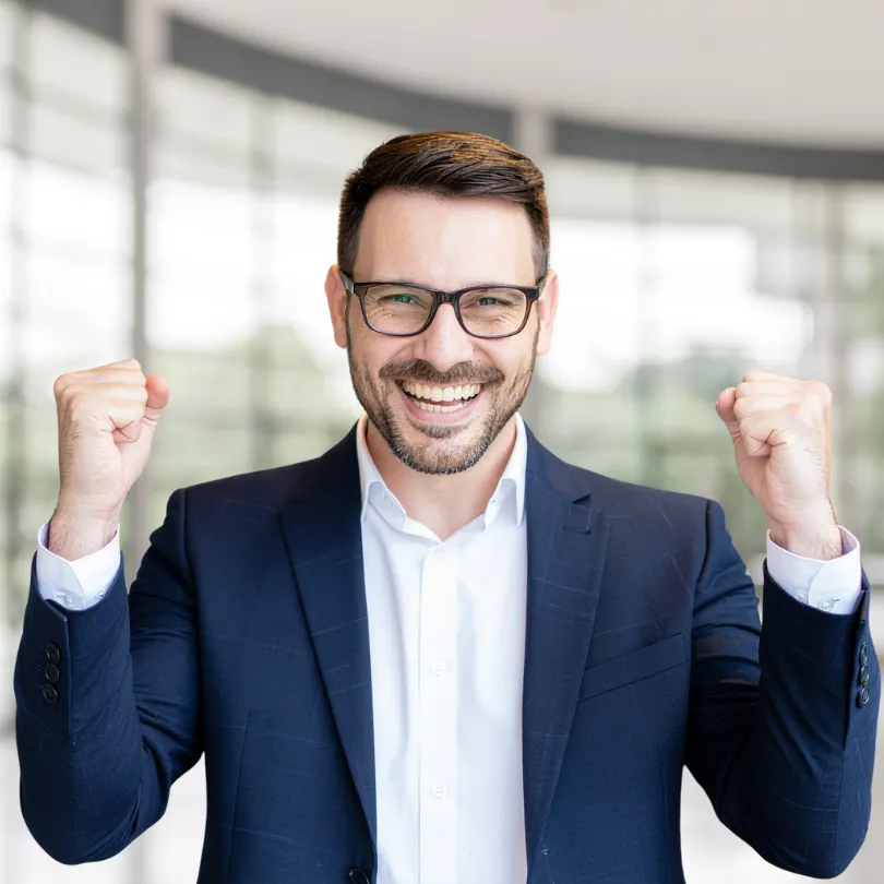 Ein Geschäftsmann der sich wirklich freut