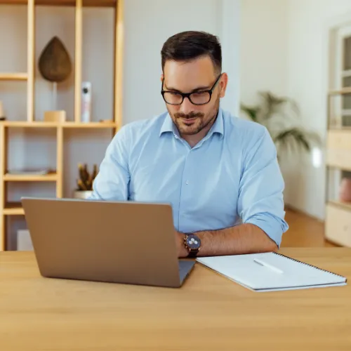 Eine Geschäftsfrau im mittleren Alter mit weißem Haar und weißer Bluse