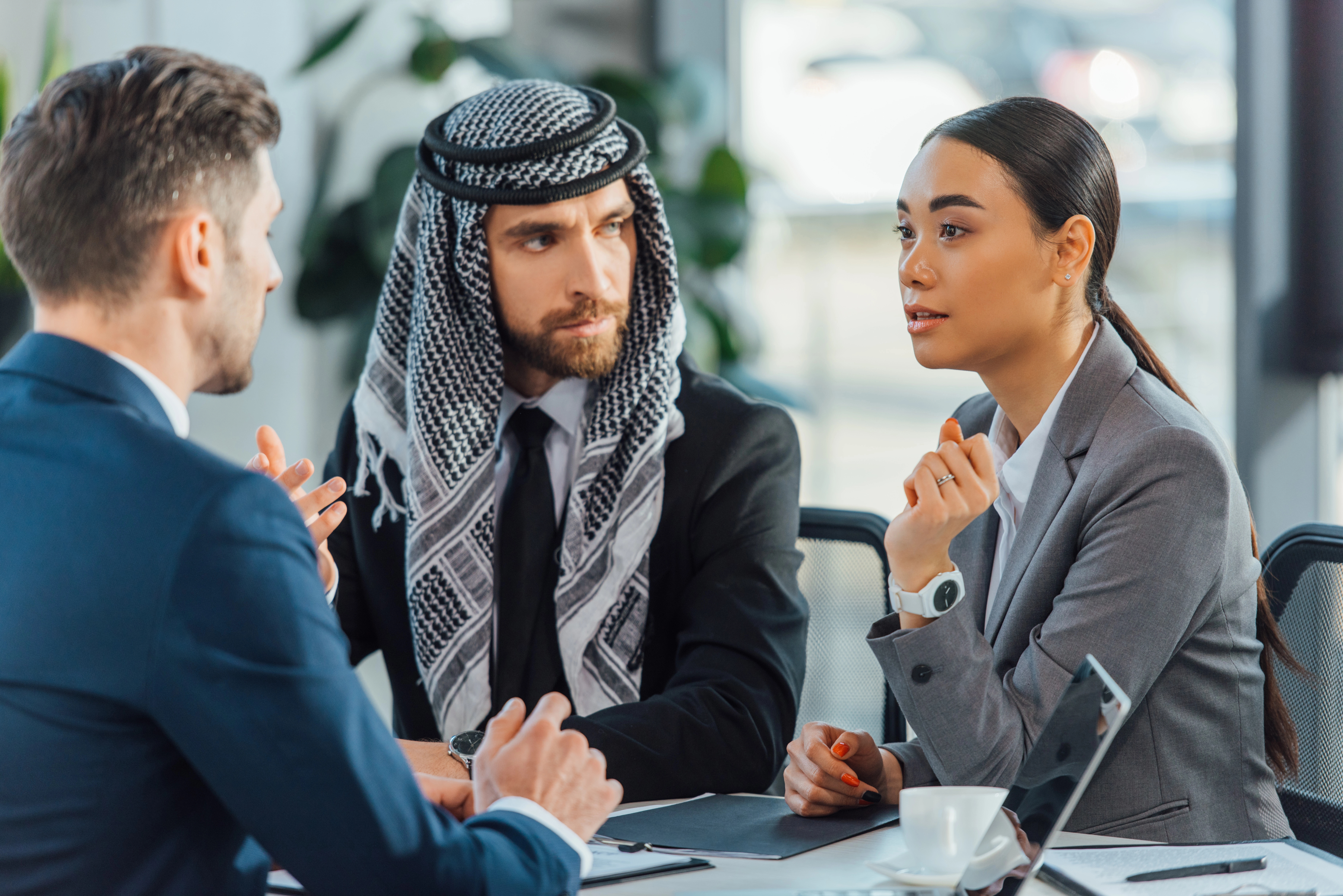 HR-Managerin bespricht Business English Trainingsziele mit Fachkräften für internationales Geschäft