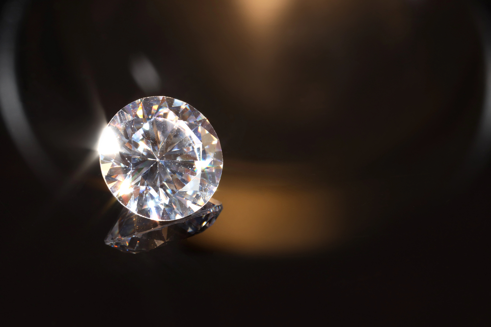 Ein Diamant mit dunklem Hintergrund