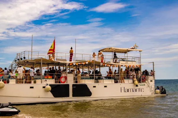 Flamante Catamarán ofreciendo experiencia premium en Cartagena.