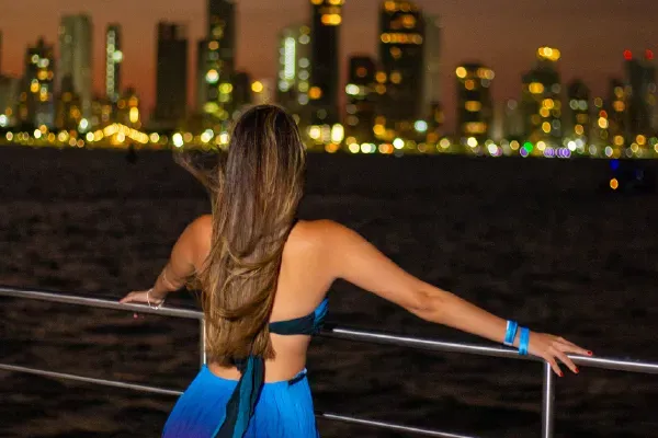 Experiencia de bienestar en altamar a bordo de un catamarán en Cartagena.