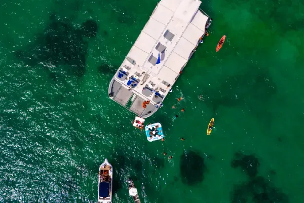 Catamarán y yate navegando en Cartagena comparando opciones