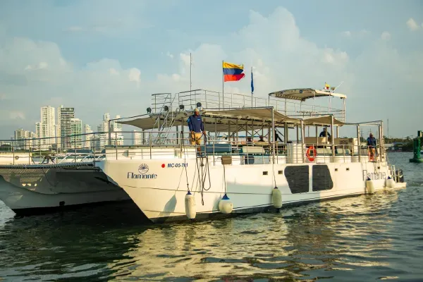 Experiencia de alquiler de catamarán en Cartagena con vista al mar Caribe.