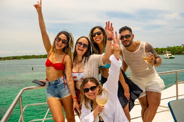 Personas disfrutando un paseo en catamarán en Cartagena con vista al mar Caribe.