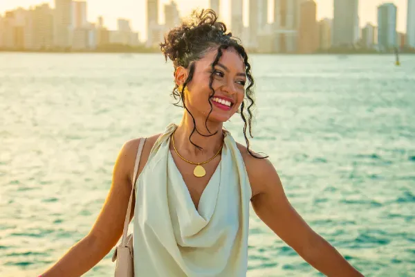 Experiencia de day trip en catamarán en Cartagena con vista al mar Caribe.