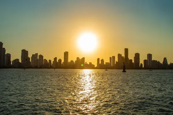 Atardecer en catamarán en Cartagena con vista al mar Caribe.
