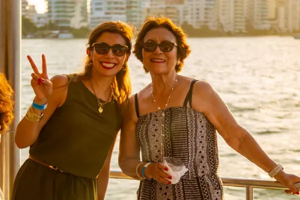 Celebración del Día de la Madre en catamarán en Cartagena.