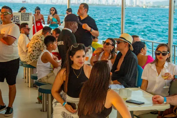 Personas disfrutando un paseo en catamarán en Cartagena como uno de los mejores planes de la ciudad.
