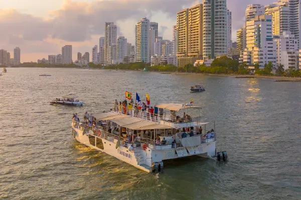 Personas disfrutando un paseo en catamarán en Cartagena como uno de los mejores planes de la ciudad.